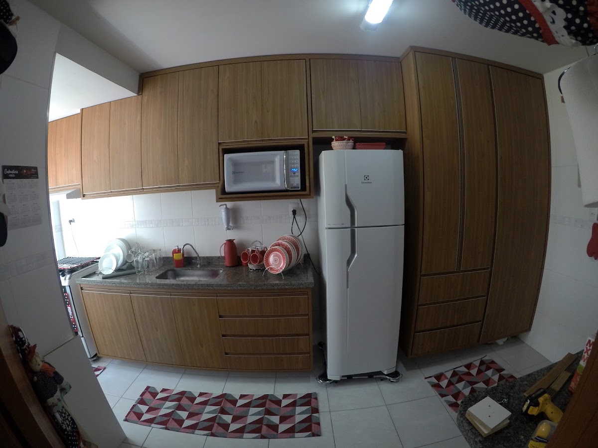 Cozinha planejada em tom de madeira