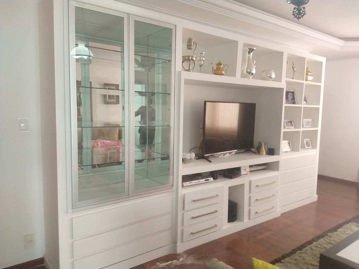 Estante planejada com vitrine em ambiente da Matrix Interiores